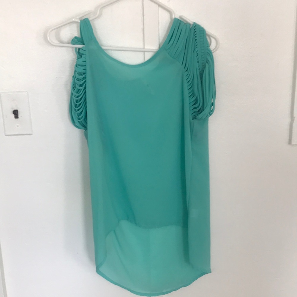 Cute turquoise top